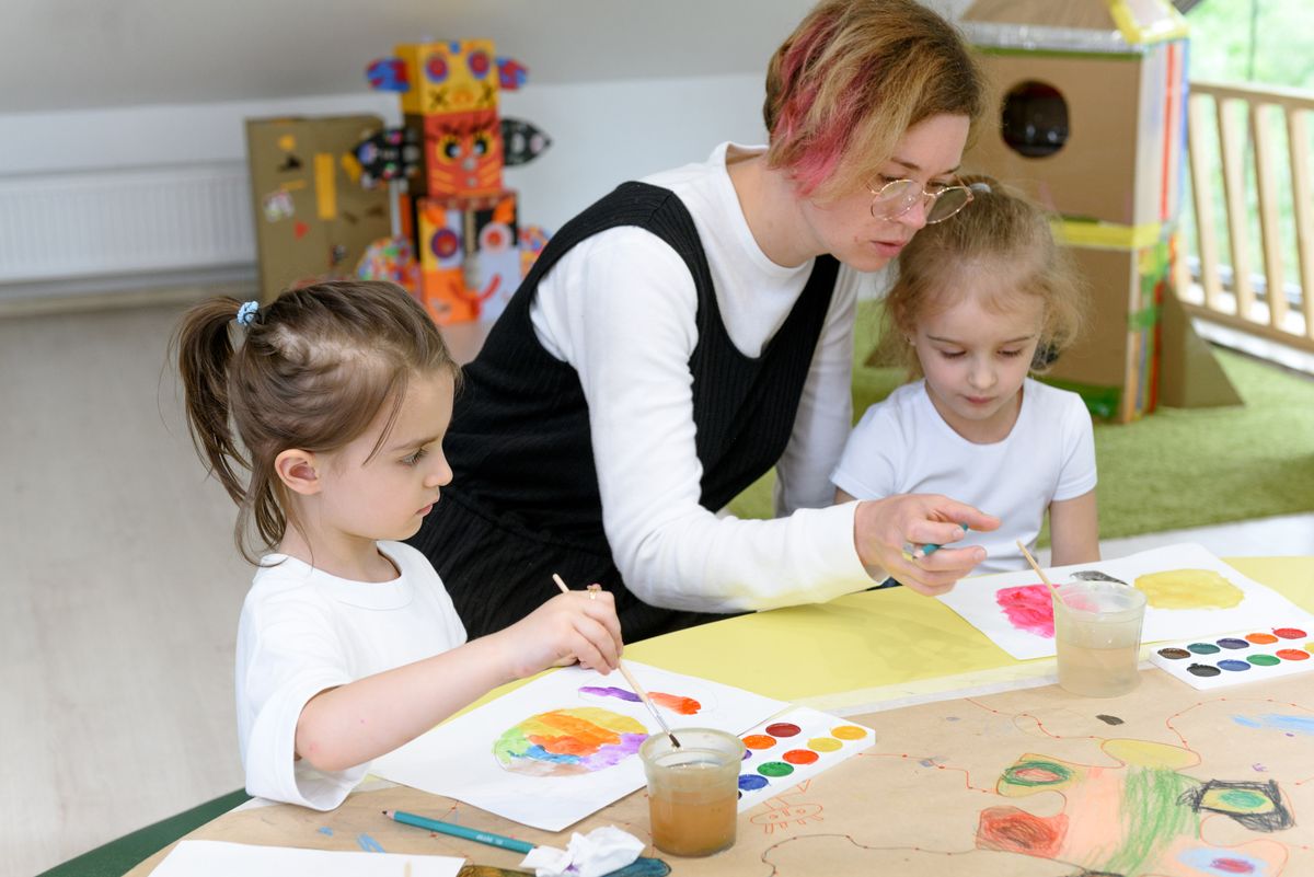 Maestra Montessori con niños en Shining Star Montessori Preschool